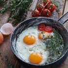 418214-نیمرو-با-دو-زرده-تخم-مرغ-با-گوجه-و-نعنا-برای-صبحانه